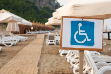 Özürlüler için beyaz arka planda mavi işaret var. Engelliler için yerler var.