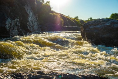 Bir yaz günü kaynayan su deresi Dağ nehri parlak güneş ışığı
