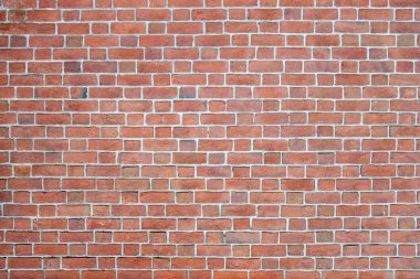 Tuğla duvarın eski duvarları iyi korunmuş.