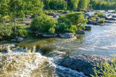 Bir dağ nehrinde küçük bir şelale rafting yapmak ve bir yaz günü yürümek için tehlikeli.