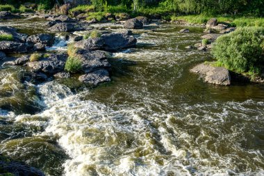 Dağ nehrindeki tehlikeli akıntıların üst görüntüsü.