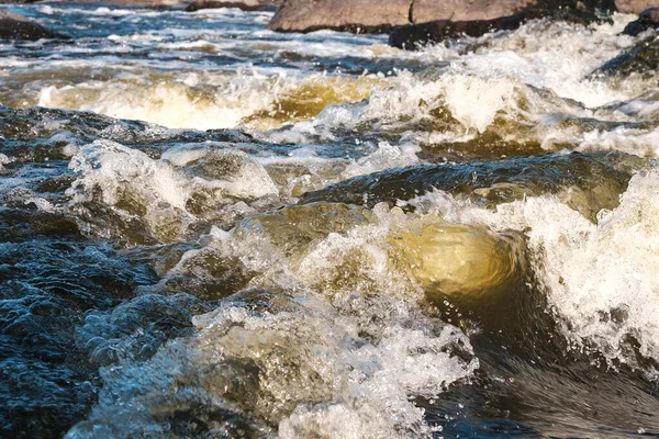 Le acque infuria di un fiume di montagna davanzali e spruzzi di schiuma — Foto Stock