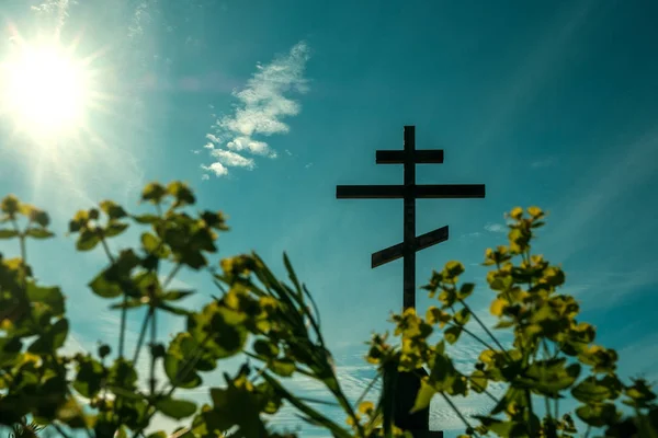 青い空に対する正教会の十字架の草の上からの眺め — ストック写真
