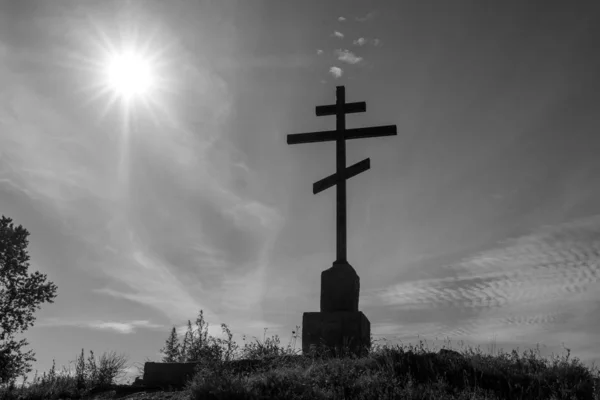 丘の上の十字架の白と黒の写真 — ストック写真