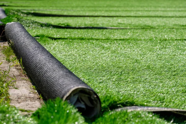 Trawa na nowe stadionowe rolki sztucznej trawy — Zdjęcie stockowe