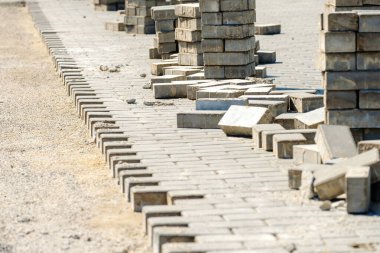 Asfalt döşeme döşemeleri yerine şehir bölgesindeki kum ve kiremit kulelerinde büyük tuğlalar bulunuyor.