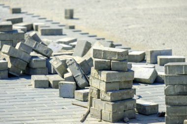 Şehrin kaldırımlarında kaldırım tamiri sırasında kaldırımlar üst üste döşenmiş.