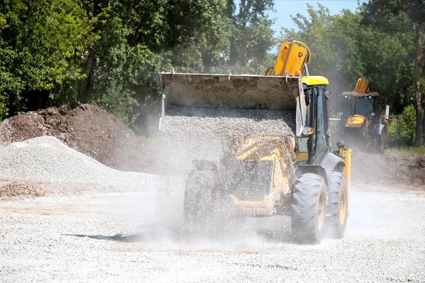 Yellow Tractor Wheel Loader Pours Out Bucket Crushed Stone Dust — Stock Photo, Image