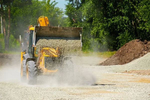 Tractor Pours Out Bucket Rubble Future Road Road Repair Summer — Stock Photo, Image