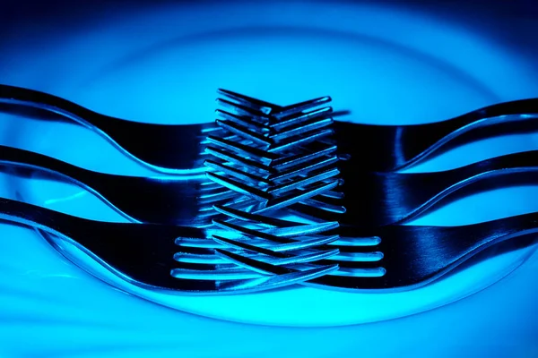 Metallgabeln Blau Auf Einem Teller Werden Ineinander Gesteckt Und Ergeben — Stockfoto