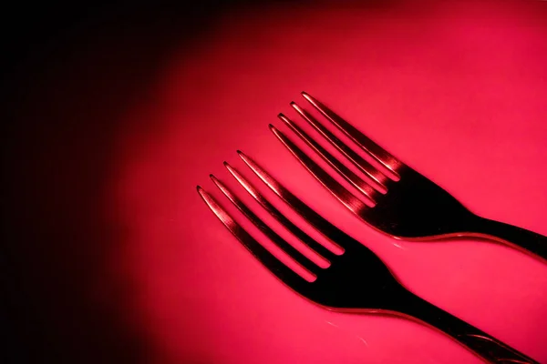 Two Forks Ceramic Plate Red Circle Light Abstraction Kitchen Utensils — Stock Photo, Image