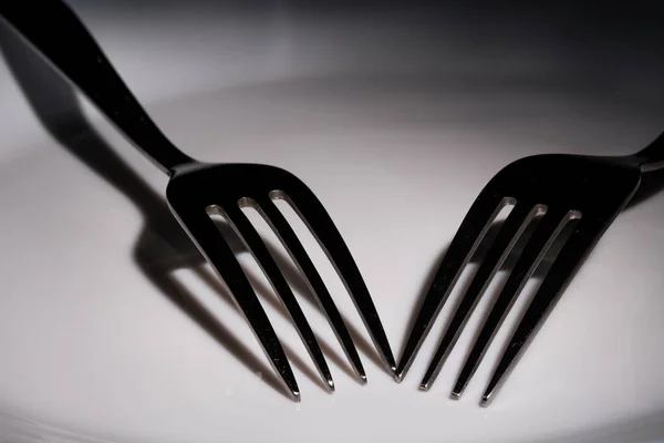 Two Forks Placed White Ceramic Plate Teeth Very Contrasted Light — Stock Photo, Image
