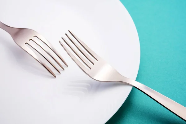 Part White Plate Two Forks Edge One Upside Teeth Other — Stock Photo, Image