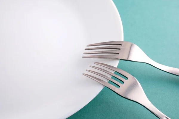 Edge Plate Two Forks Teeth Waiting Food Empty Blue Background — Stock Photo, Image