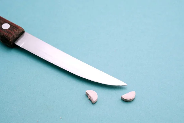 Blue Background Knife Cut Medical Pill Two Halves Reduce Dose — Stock Photo, Image