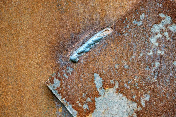 溶接跡の金属表面の錆びた質感 鉄板を溶接 — ストック写真