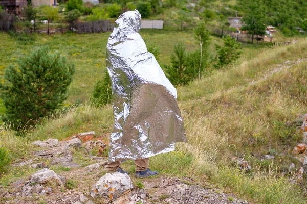 Homme Étrange Dans Une Robe Aluminium Image Lumineuse Pour Attirer — Photo