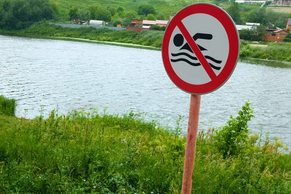 Nehir Kıyısındaki Tabelaya Yaz Günü Çimenlerde Yüzmek Yasaktır Burada Kirli — Stok fotoğraf