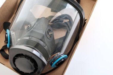 Kutusunda panoramik cam olan gaz maskesi. Virüs ve salgın hastalıklara karşı korunma döneminde mükemmel bir kazanım.
