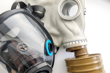 İki gaz maskesi yan yana. Ailenin virüslerden ve hastalıklardan korunması.