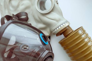 İki gaz maskesi modern ve eski tip. Coronavirüs gaz maskeleri