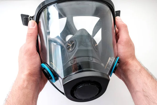 Uma Máscara Gás Com Vidro Panorâmico Realizada Com Duas Mãos — Fotografia de Stock
