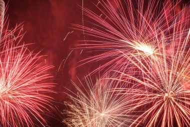 Düşen gökyüzünün kırmızı çizgileri. Uzun pozlama fotoğrafı. Havai fişekler şehrinde tatil