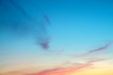 Gün batımından sonra mavi ve kırmızı gökyüzü yaz günü ön planda ışık bulutu