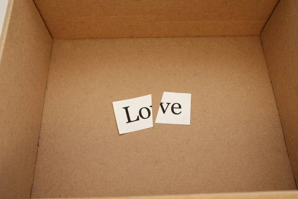 Parte Inferior Caja Hay Trozo Papel Cortado Que Dice Amor — Foto de Stock