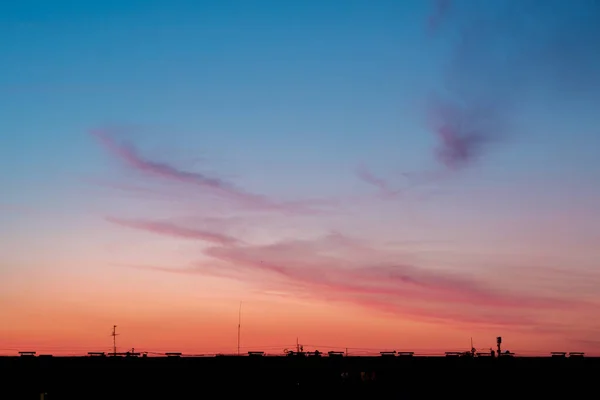 Sky Sunset Smeared Cloud Line Multi Story Building Antennas Evening — Stock Photo, Image