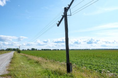 Yolun kenarında kırık elektrik desteği var. elektrik hattı hatası