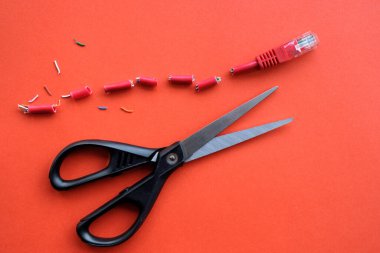 Kırmızı kablo internet için onu kesen bir makasla küçük parçalara ayrıldı. İnternet kapatma konsepti olmayacak