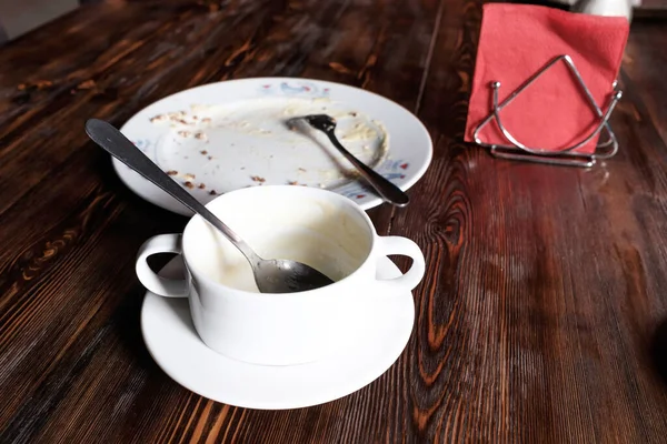 Une Assiette Vide Profonde Sur Table Après Dîner Complet Pendant — Photo