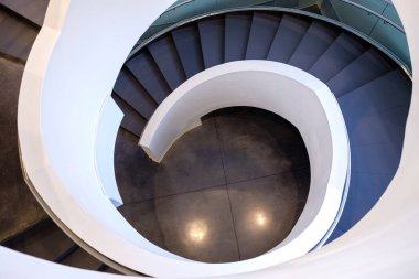 spiral merdiven üst görünümü zemindeki beyaz renk iki ışığı yansıttı