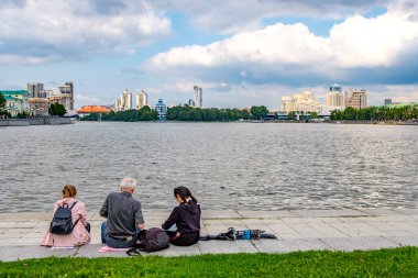 Rusya, Yekaterinburg, 14 Ağustos 2019 Yekaterinburg 'daki Iset nehrinin kenarındaki gölet kenarında tatil yapan turistler.