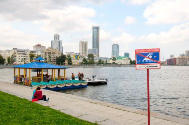 Rusya, Yekaterinburg, 14 Ağustos 2019. Nehirde insanların teknelere binip büyük bir şehirde sıralarını bekledikleri yer.