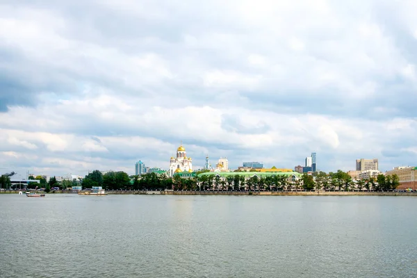 俄罗斯叶卡捷琳堡 2019年8月14日叶卡捷琳堡的城市池塘阴天和教堂背景 — 图库照片