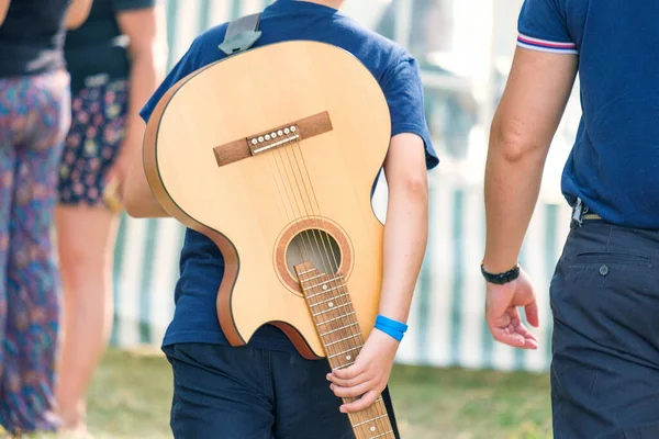 Jeune Guitariste Tenant Une Guitare Derrière Son Dos Produire Hors — Photo