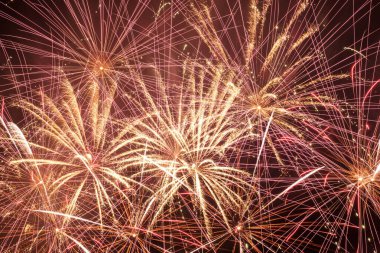 Havai fişekler gökyüzünde büyük bir top ve gökten yağan ışlı yağmurlar. Cennette havai fişekler