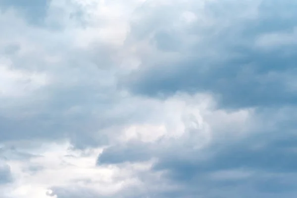 夏日雨前多云的灰蒙蒙的天空 — 图库照片