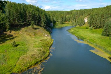 Orman nehri manzarası yaz manzarası yukarıdan ufuk bulutları üzerinde geniş bir perspektiften
