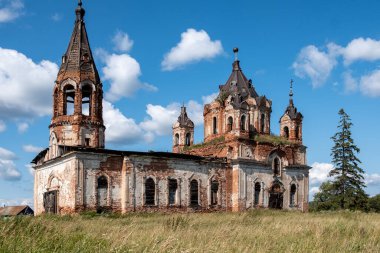 Eski kilise, mavi gökyüzüne karşı bir yaz gününde. Rus köyündeki kilise.