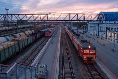 Rusya, Kamensk Uralsky, 9 Ağustos 2019 günbatımında tren istasyonunda.