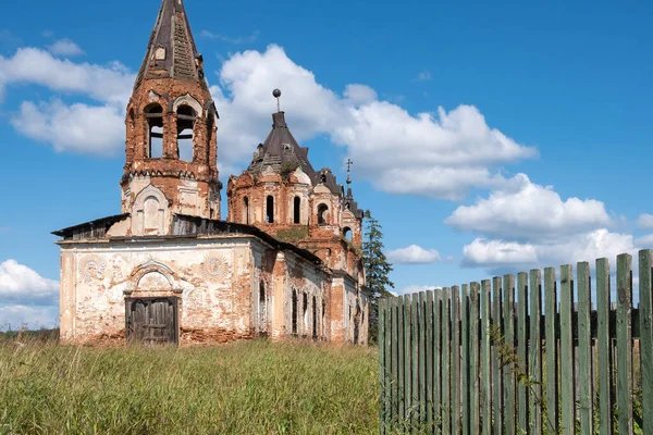 Uma Igreja Ruínas Uma Cerca Dia Verão Vida Uma Antiga — Fotografia de Stock