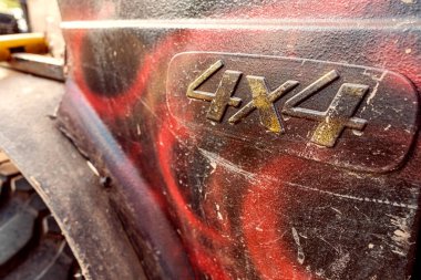 Rusya, Yekaterinburg, 17 Ağustos 2019 4x4 yazan arabanın kırmızı ve siyah rengi