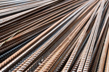 Toptan bir depoda depolanmış demirler. çok fazla çubuk