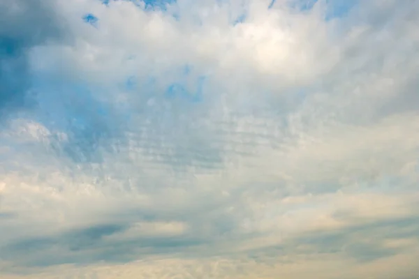 夏日有积云和小波纹的天空 — 图库照片