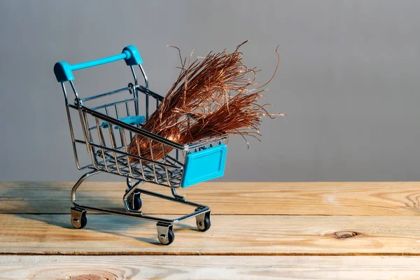 Süpermarket Arabasındaki Parlak Bakır Tel Demir Içermeyen Metal Alımı — Stok fotoğraf