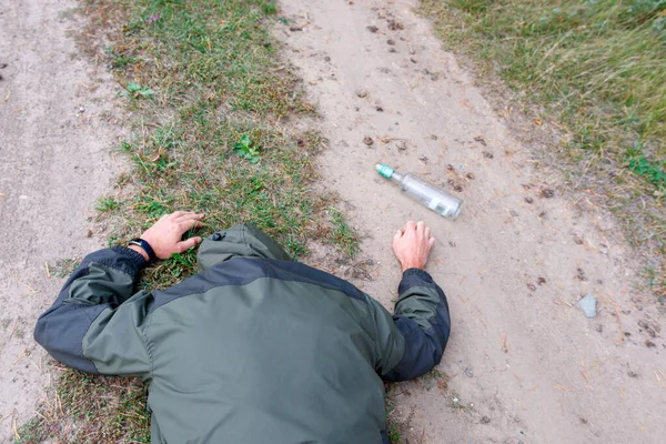 Ein Mann Ist Betrunken Auf Einem Waldweg Unterwegs Alkohol Wird — Stockfoto