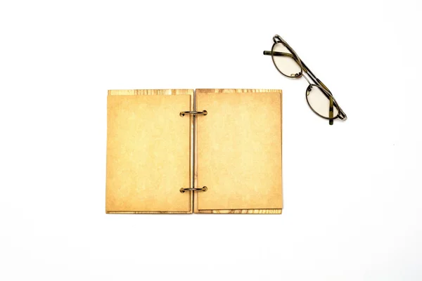 Bril en open Kladblok notebook — Stockfoto